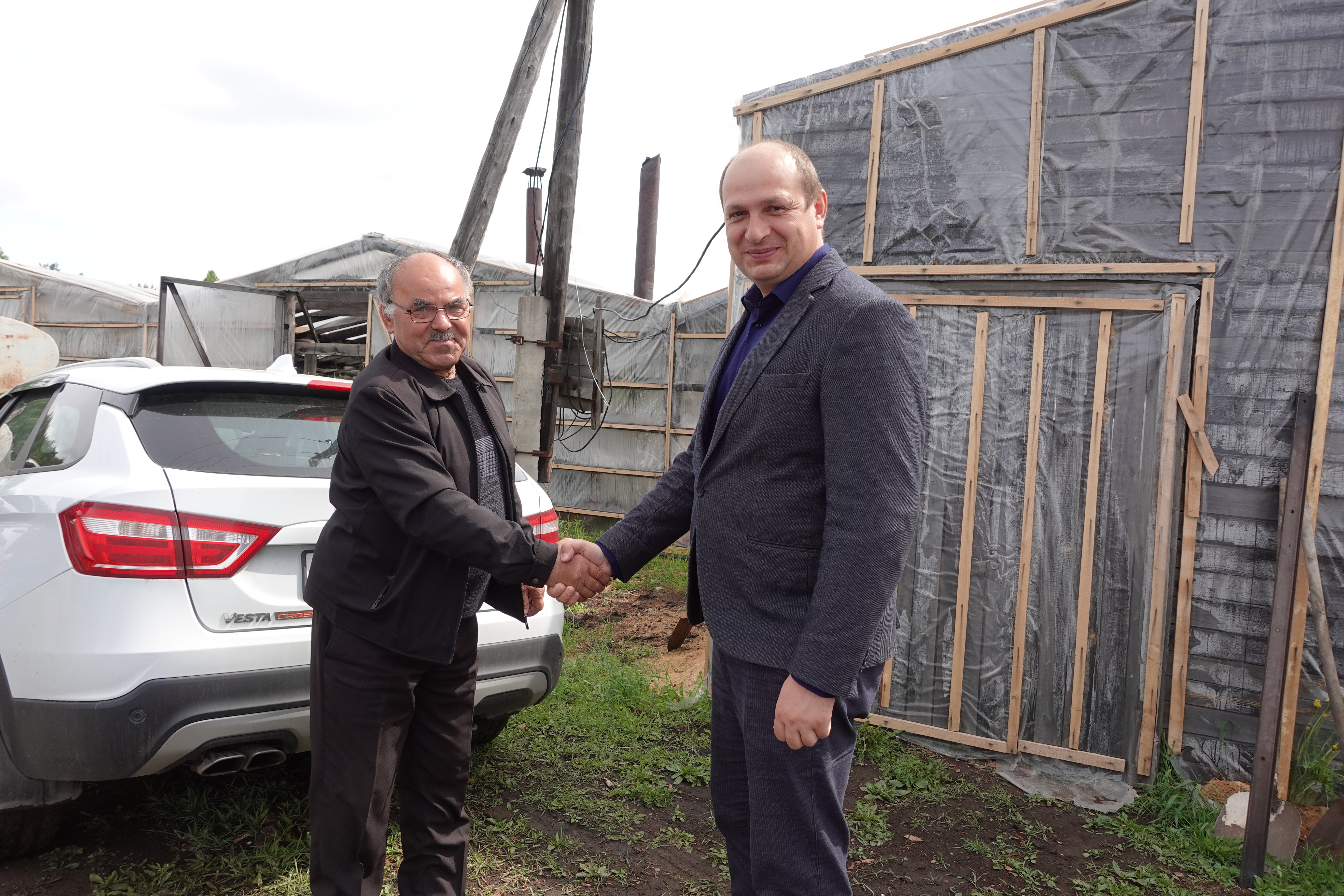 Александр Дубровин с рабочим визитом посетил фермеров в Александровке и Баде