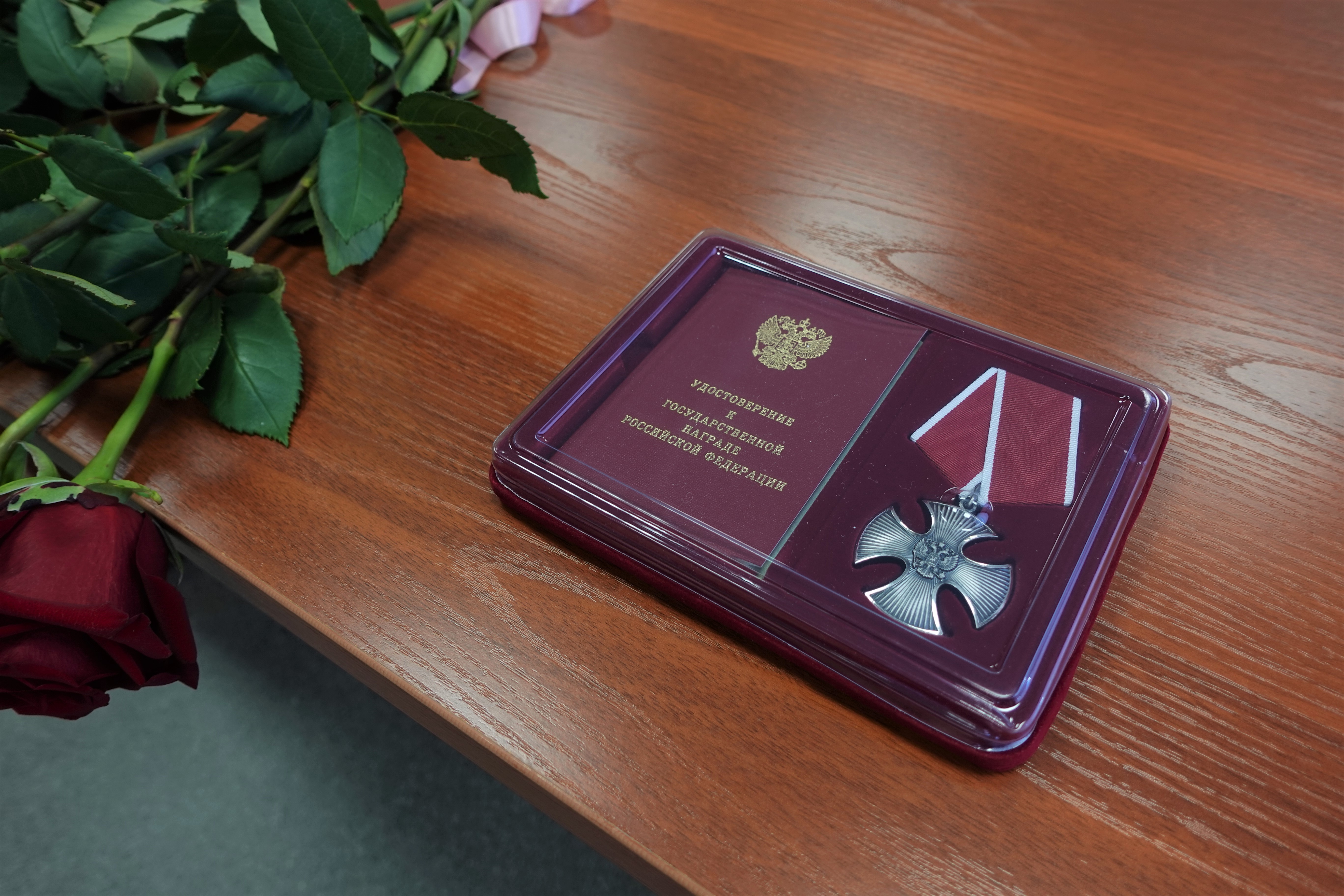 Матери погибшего на Украине солдата вручили награду сына