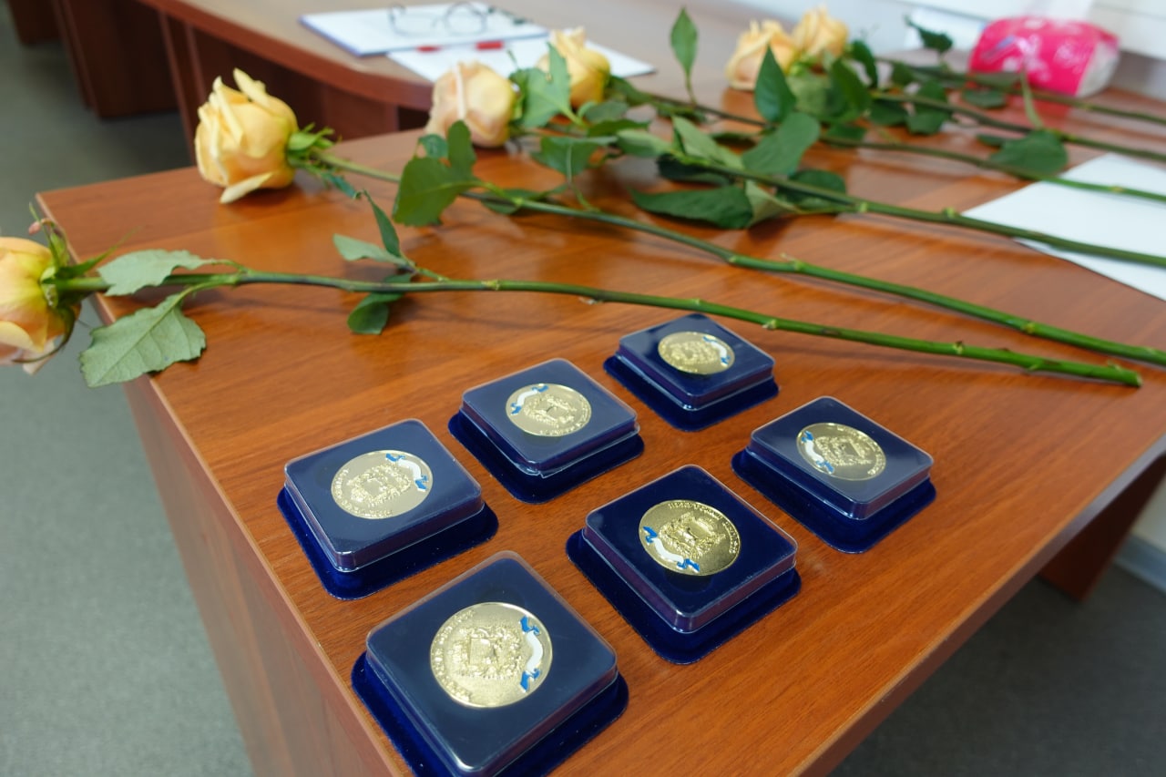 В администрации Братского района вручили золотые медали выпускникам