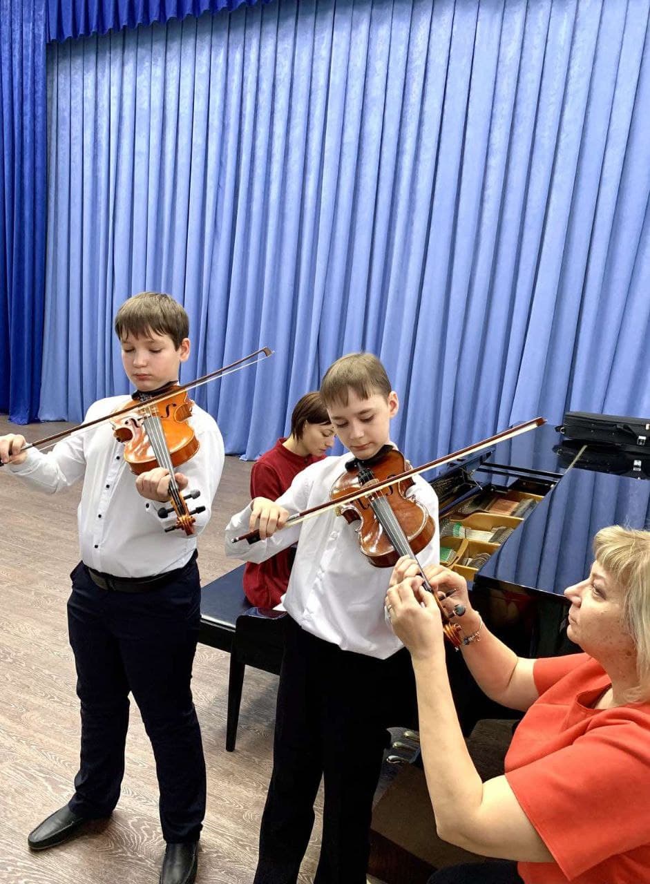 Новые скрипки получила детская школа искусств Братского района