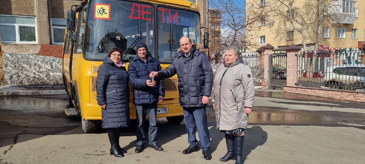 Новые автобусы получили школы Братского района