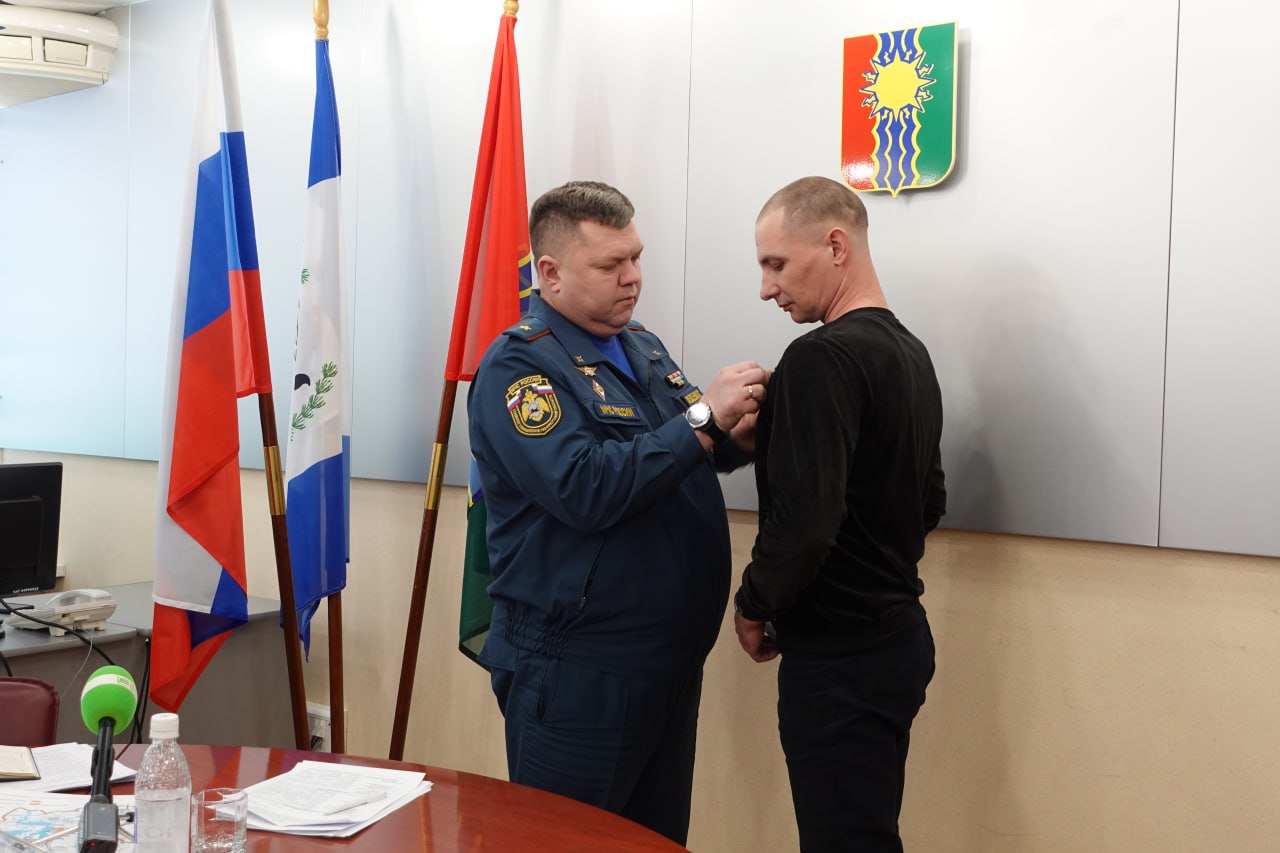 Житель Братского района награжден медалью МЧС России за спасение на пожаре