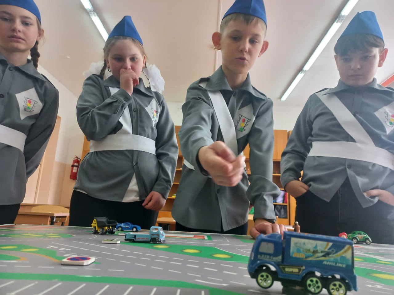 Сотрудники Госавтоинспекции определили лучших знатоков правил дорожного движения среди школьников Братского района