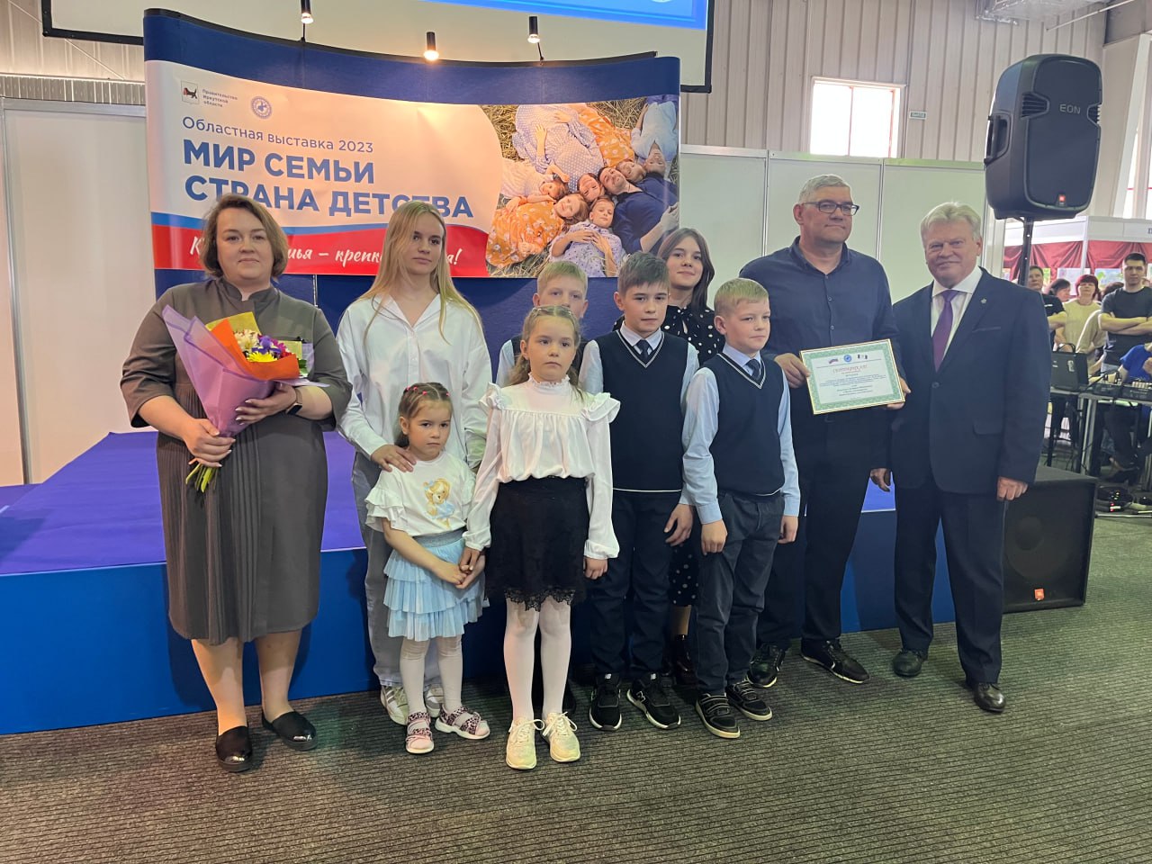 Многодетной семье из Братского района вручили сертификат на приобретение микроавтобуса