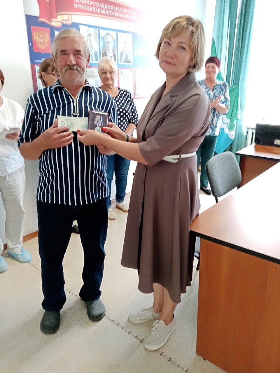 Жителям Братского района продолжают вручать удостоверения «Ветеран труда Иркутской области»