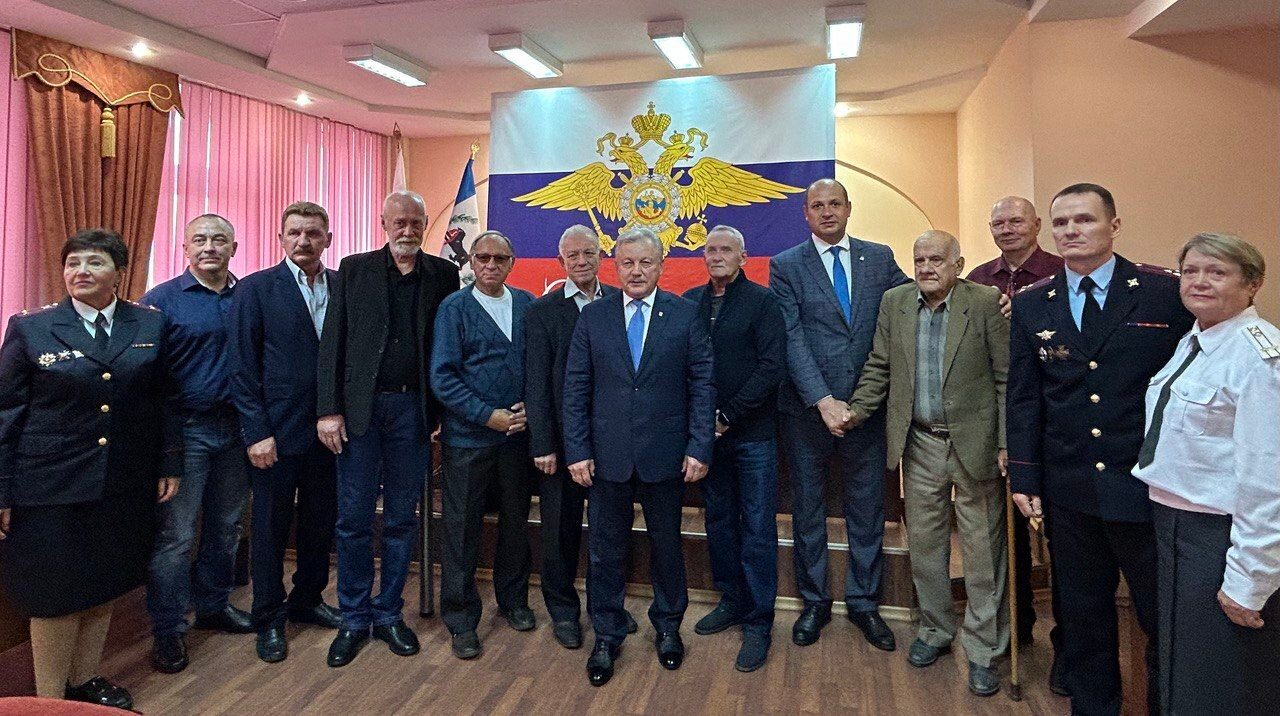 Мэр Братского района поздравил сотрудников уголовного розыска с профессиональным праздником