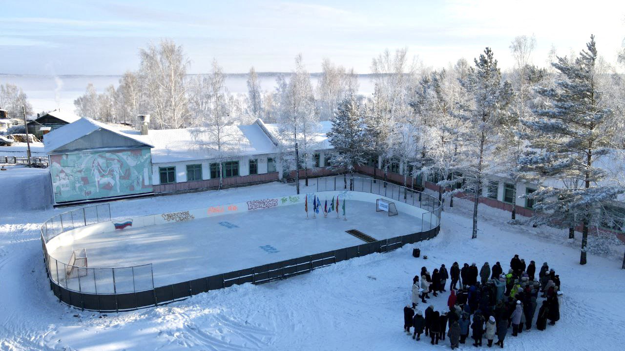 Еще один новый хоккейный корт торжественно открыли в Братском районе