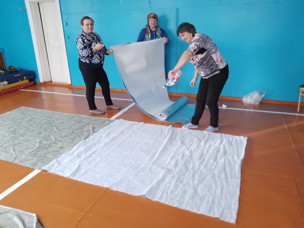 Коллектив Худобчинской школы шьёт антидроновые одеяла для участников СВО