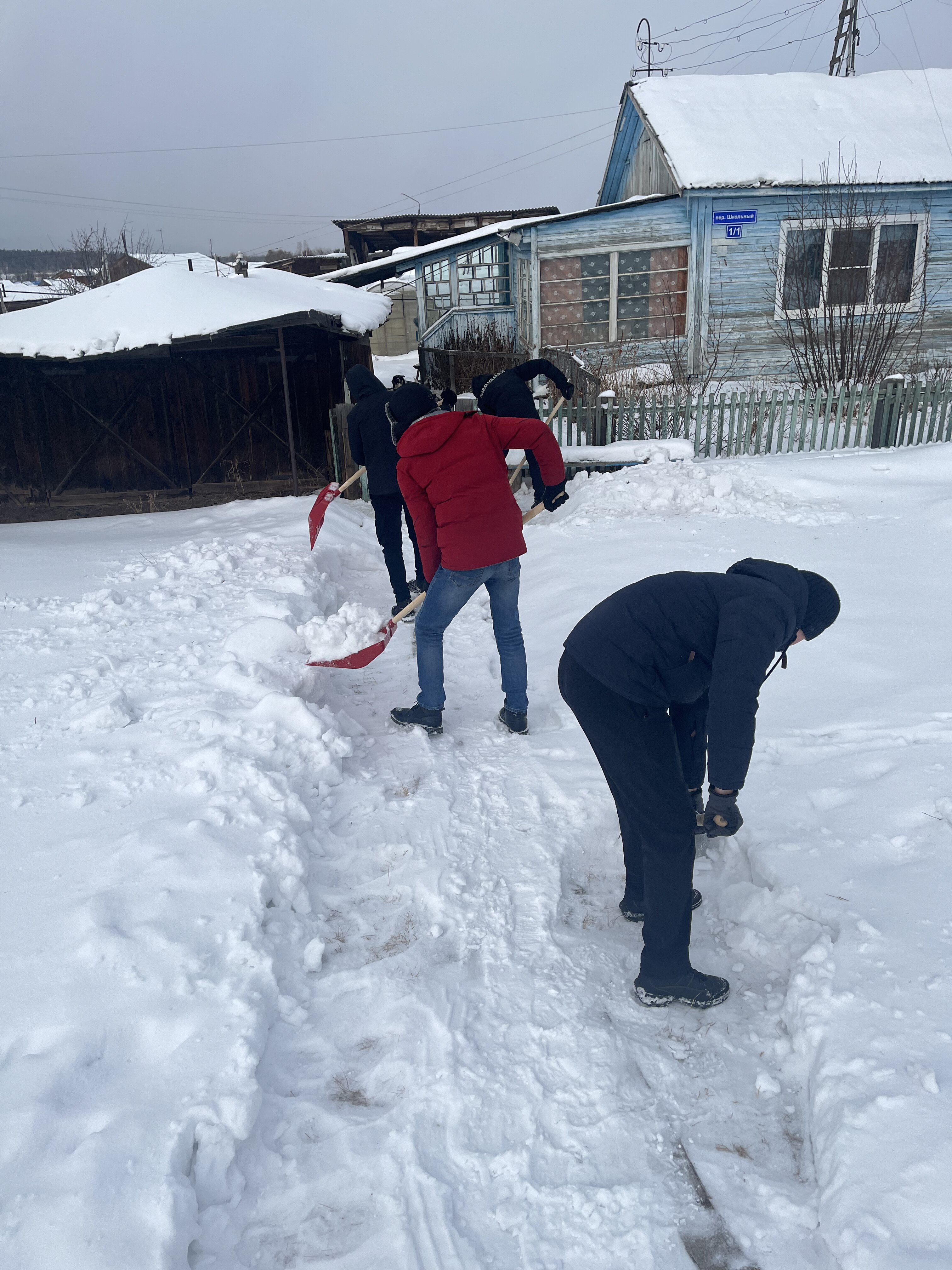 Студенты и школьники помогали жителям Братского района в рамках акции «Снежный десант»